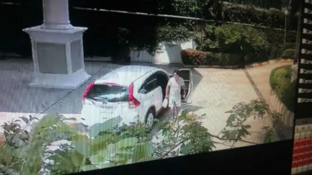 公寓花园监控视频截图:10月17日下午,阿海开自己的车离开公寓