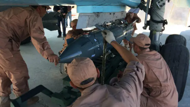 Погрузка бомбы на самолет