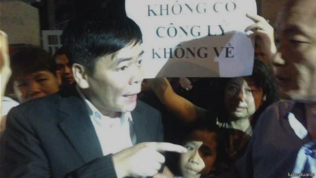Luật sư Trần Vũ Hải rời đồn công an sau khi nộp đơn tố cáo bắt người trái phép