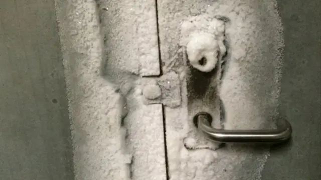 Las puertas se abren con llaves comunes y corrientes, como las que usamos en nuestra casa. 