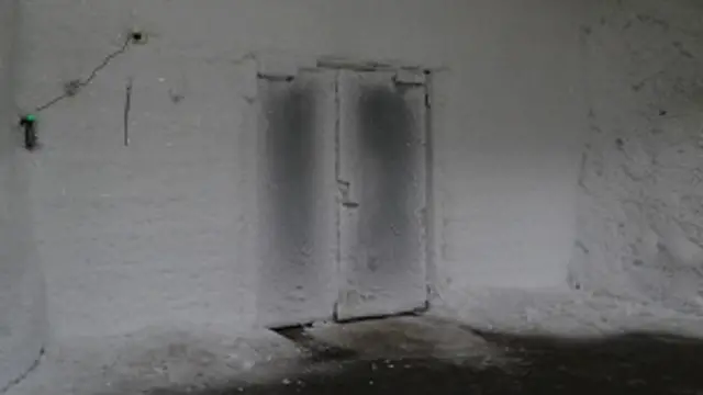 Tras esta puerta la temperatura se mantiene a 18ºC bajo cero. 