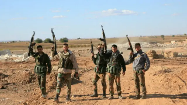 Suriye ordusunun müttefikleri Kuvairis üssü etrafındaki IŞİD kuşatmasının yarılmasını silahlarını havaya kaldırarak kutlamışlardı. 