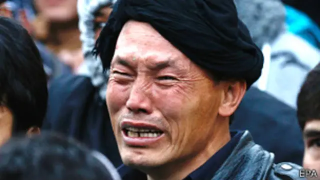 Hombre llorando durante la marcha en Kabul por el asesinato de siete civiles de la minoría Hazara