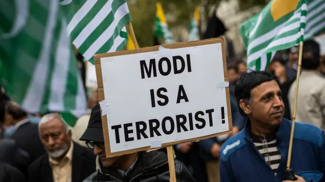 کشمیری، نیپالی اور ديگر لوگوں نے ان کے خلاف آواز بلند کی