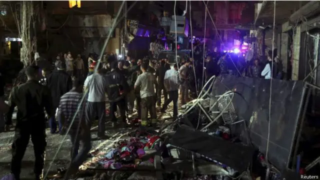 سڑکوں پر جگہ جگہ خون کے دھبے دیکھے جا سکتے ہیں اور سیکورٹی فورسز علاقے کو گھیرے میں لینے کی کوشش کر رہی ہیں