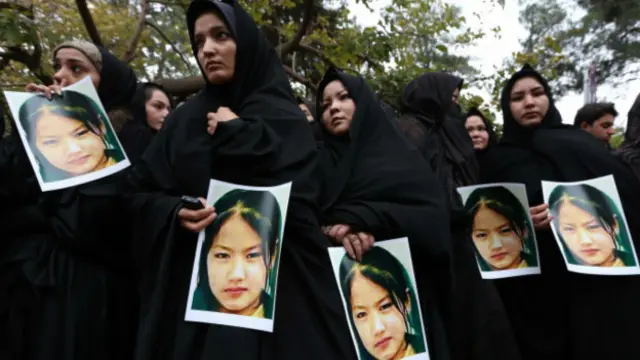 Mujeres con la imagen de una de las víctimas de la minoría Hazara