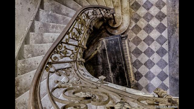 Escadaria abandonada com piano/Christian Richter