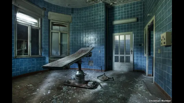 वर्षों से इस्तेमाल नहीं किया गया ऑपरेशन थिएटर. 