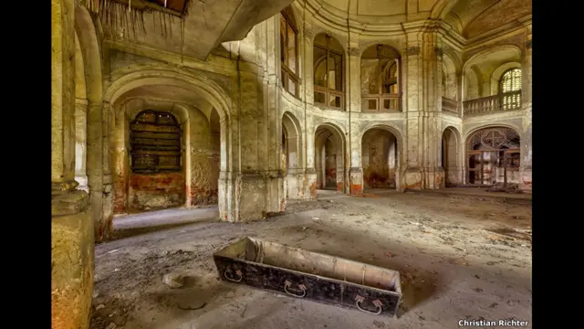 बड़ कमरे में ख़ाली पड़ा कॉफिन. किश्चियन रिचर