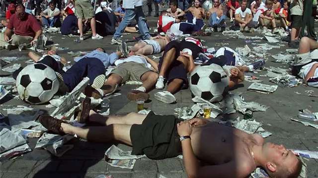 Английские футбольные фанаты - воплощенная мечта тех, кто споил целое поколение