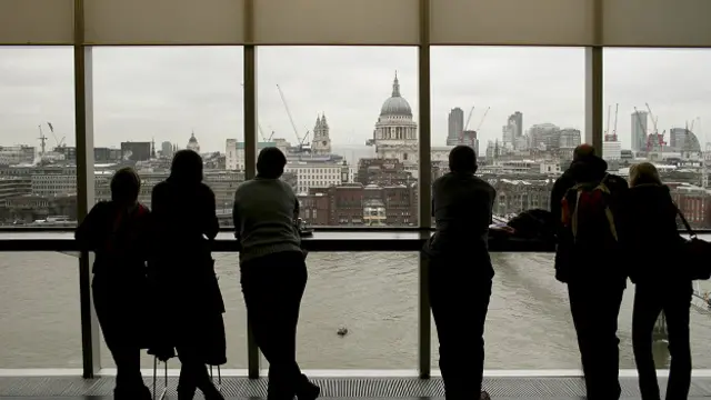 В новых пабах стало мало столов и много шума, что побуждало людей пить больше
