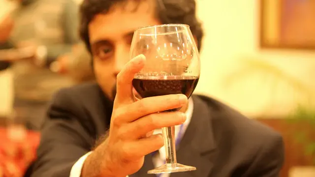 Мужчина с бокалом вина