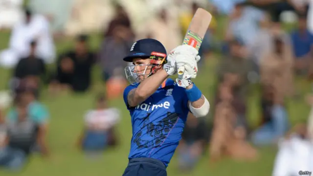 پہلے ایک روزہ میچ میں مایوس کن کارکردگی کے بعد دوسرے میچ میں انگلش اوپنرز نے بہتر بلے بازی کا مظاہرہ کیا ہے