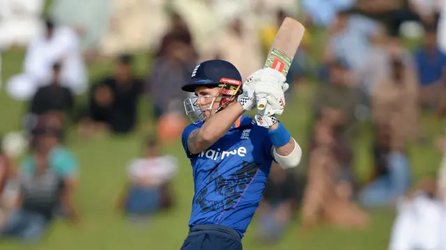 جیسن روئے اور الیکس ہیلز نے پہلی وکٹ کی شراکت میں 102 رنز کا اضافہ کیا