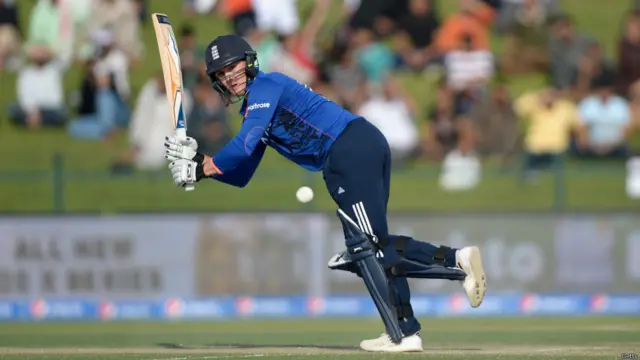 پہلے ایک روزہ میچ میں مایوس کن کارکردگی کے بعد انگلش اوپنروں نے دوسرے ایک روزہ میچ میں اپنی ٹیم کو بہتر آغاز فراہم کیا۔ جیسن روئے جو پہلے ایک روزہ میچ میں صفر پر آؤٹ ہوئے تھے، انھوں نے اس میچ میں نصف سنچری سکور کی۔