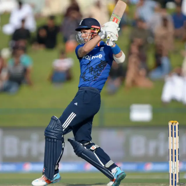  ایلکس ہیلز نے بھی شاندار بیٹنگ کی اور سنچری سکور کرنے میں کامیاب رہے۔