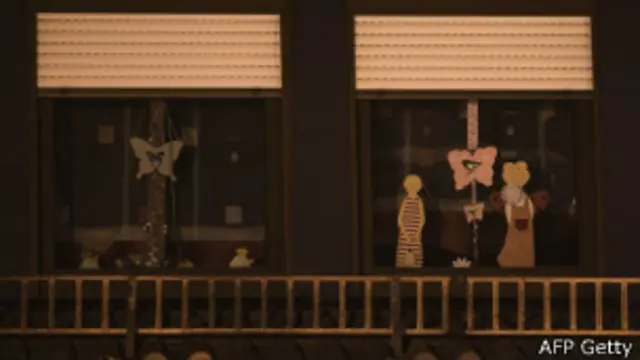 Las ventanas de la casa están decoradas con motivos infantiles.