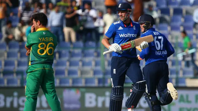 انگلینڈ کے تین ابتدائی بیٹسمینوں کی عمدہ بیٹنگ نے پاکستانی بولرز کو سراٹھانے کا موقع نہیں دیا۔