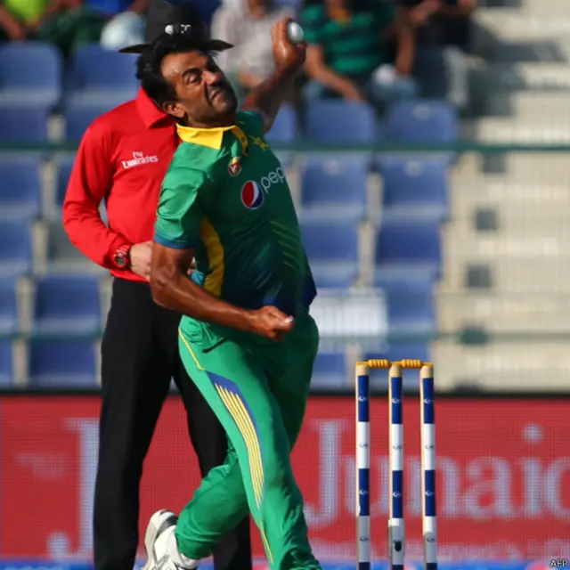 پاکستان کی جانب سے وہاب ریاض نے پہلی وکٹ حاصل کی۔