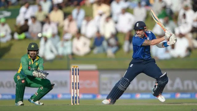 دوسرے ایک روزہ میچ کے لیے پاکستان نے اپنی ٹیم میں دو تبدیلیاں کی ہیں۔ ون ڈے کرکٹ سے ریٹائر ہونے والے یونس خان کی جگہ محمد رضوان اور بلال آصف کی جگہ افتخار احمد کو ٹیم میں شامل کیا گیا ہے۔ انگلینڈ نے ٹیم میں کوئی تبدیلی نہیں کی ہے۔