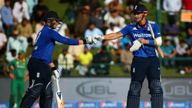 ایلکس ہیلز اور جیسن روئے نے پہلی وکٹ کی شراکت میں 102 رنز بنائے، جبکہ ہیلز اور جو روٹ دوسری وکٹ کی شراکت میں بھی سو رنز بنے۔