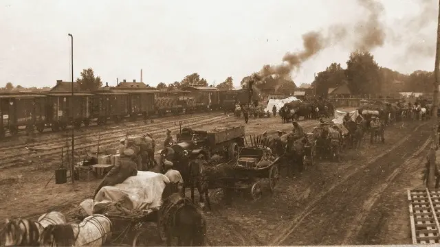 Станція Ковель, 1915 рік. В очікуванні посадки на київський поїзд. Кожній родині дозволяли брати у вагон не більше 5 пудів (81,5 кг) багажу. Фото з архіву Станіслава Цалика.