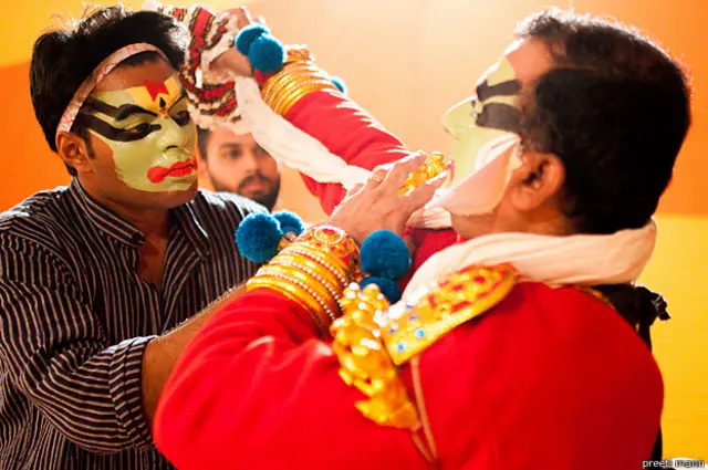 कथकली में दो गायक होते हैं. पहले एक गायक गाता है दूसरा उसको दोहराता है. पहले गायक को 'पोन्नानी' और दूसरे गायक को 'शिंकटी' कहते हैं.