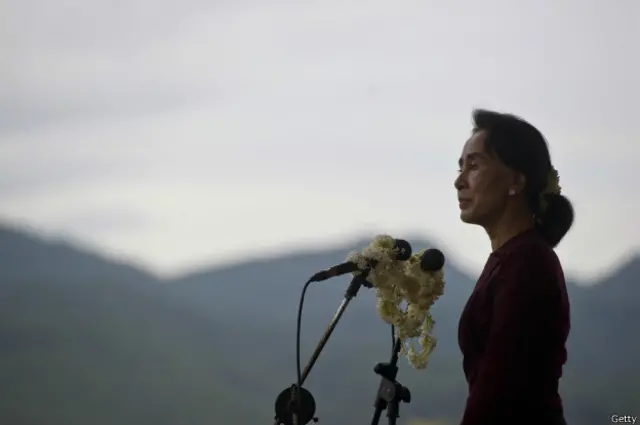 Aung San Suu Kyi: “Chúng ta cần phải làm việc gắn bó với hết thảy những ai đang cố sức vì dân chủ. Tôi không có ý nói đến thái độ hợp tác nửa vời - chúng ta cần làm việc chung với nhau bằng trọn trái tim và tâm hồn”