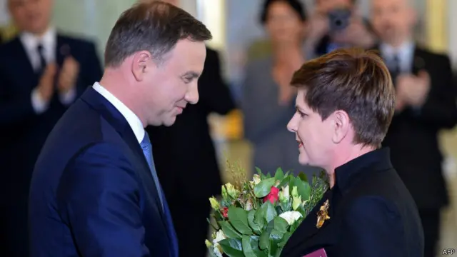 Cả Tổng thống Andrzej Duda và bà Thủ tướng Beata Szydlo (bìa phải) đều cùng một đảng