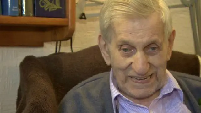 فریڈ ٹامسن اور ان کی اہلیہ نے پولیس اہلکاروں کے ساتھ چائے پی