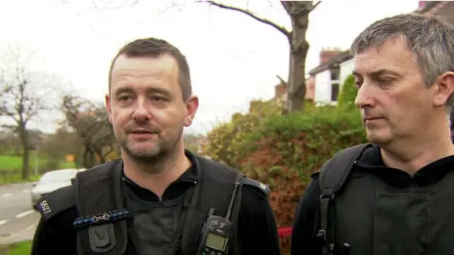 دونوں اہلکاروں کا کہنا ہے کہ انھوں نے ’روز مرہ کی ڈیوٹی کی ہے‘