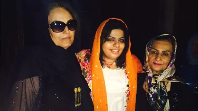 مريم مع والدتها الحقيقية، والدتها بالتبني.