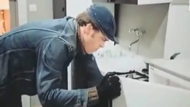 في الحلقة التي تحمل اسم "كينغ كونغ فلو"، يقتحم "الكسندر"، تحت جنح الظلام، إحدى الشقق بحثا عن غاز الأعصاب ويكتشف حقيبة سفر مشبوهة مخبأة في المبرد