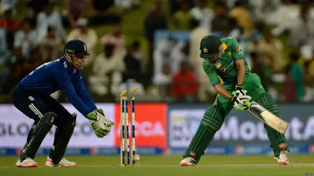 محمد رضوان نے سرفراز احمد کے ساتھ چھٹی وکٹ کی شراکت میں 30 رنز بنائے لیکن وہ بھی زیادہ دیر کریز پر رک نہ سکے۔ وہ 17 رنز بنا کر آؤٹ ہوئے۔