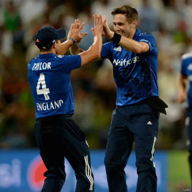 کرس ووکس نے بھی عمدہ بولنگ کا مظاہر کیا اور تین کھلاڑیوں کو آؤٹ کر کے پاکستان ٹیم کے لیے مشکلات میں مزید اضافہ کر دیا۔