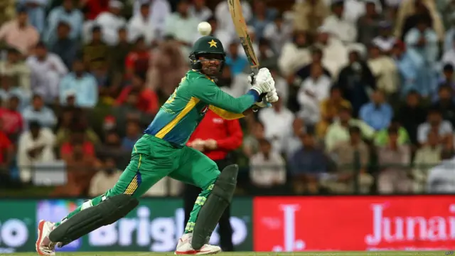 پاکستان کی جانب سے اپنا پہلا میچ کھیلنے والے افتخار احمد بھی صرف پانچ رنز بنا کر آؤٹ ہوئے۔