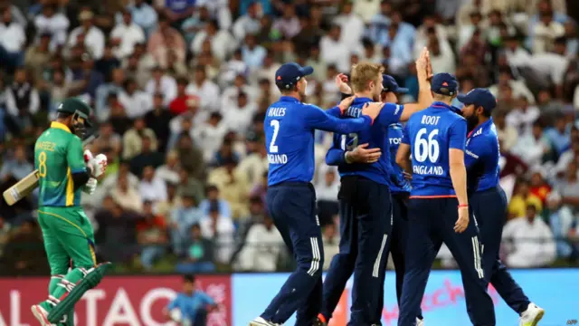 284 رنز کے ہدف کے تعاقب میں پاکستانی بلے باز آغاز سے ہی مشکل میں نظر آئے اور وقفے وقفے سے وکٹیں گرتی رہیں۔ انگلینڈ کی جانب سے ڈیوڈ ویلی نے محمد حفیظ اور بابر اعظم کو آؤٹ کرکے اپنی ٹیم کو ابتدائی کامیابی دلائی۔