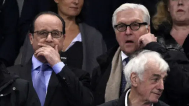El presidente Hollande con el ministro de RR.EE. de Alemania en el estadio antes de los ataques.