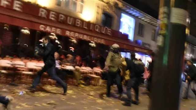  پیرس کے مختلف علاقوں میں مسلح افراد کے حملوں اور دھماکوں میں کم سے کم 127 افراد ہلاک ہوئے ہیں۔