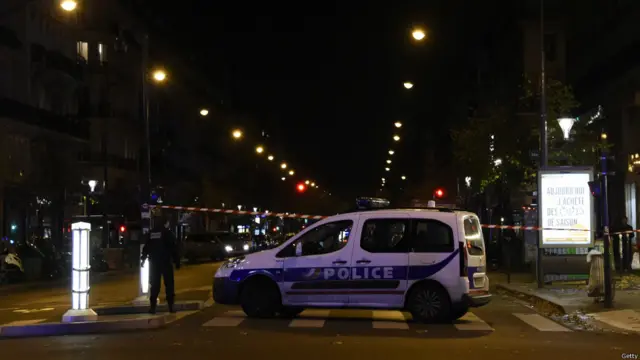 دھماکوں کے بعد پولیس نے علاقے کا گھیراؤ کر لیا ہے۔