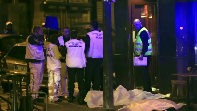 قال شهود عيان إنهم شاهدوا الجثث ملقاة في الشارع.