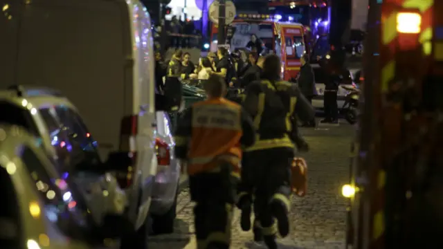 فرق الإسعاف تهرع إلى مكان إطلاق النار.