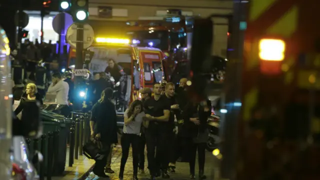 هلع في الشارع وفرق الإسعاف تتكفل بالمصابين والمصدومين. 