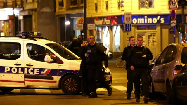 الشرطة الفرنسية تصل إلى مكان إطلاق النار في باريس.