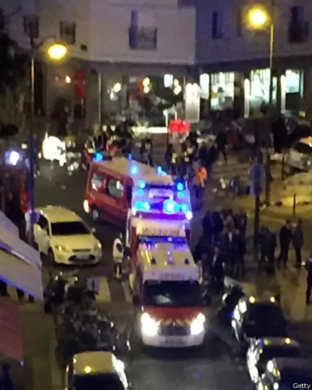 پیرس میں ہونے والی پر تشدد کارروائیوں کے بعد ملک میں ایمرجنسی نافذ کر دی گئی ہے۔