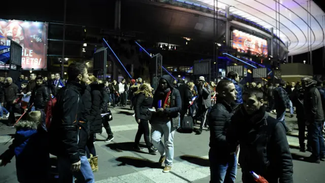 پیرس میں سٹیڈیم کے باہر دھماکوں کے بارے میں خیال کیا جا رہا تھا کہ یہ خودکش دھماکے تھے۔