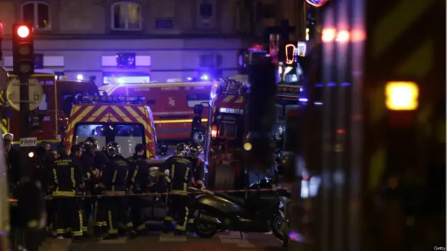 پیرس میں امدادی کارکن زخمیوں کو ہسپتال منتقل کر رہے ہیں۔