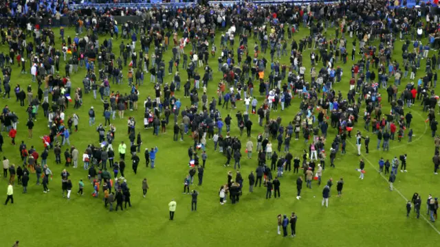 المتفرجون في مباراة فرنسا ضد ألمانيا ينزلون إلى أرضية الميدان بعد سماع دوي الانفجارات