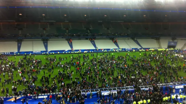 تین دھماکے فٹبال سٹیڈیم کے باہر اُس وقت ہوئے جب جرمنی اور فرانس کے درمیان دوستانہ میچ جاری تھا۔