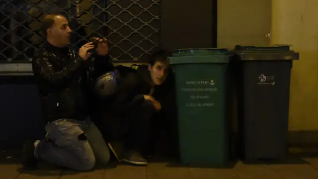 په ځینو رپوټونو کې دا چاودنې ځانمرګي بریدونه بلل شوې دي. د پاریس ښاروال پر خلکو غږ کړی، چې له کورونو و نه وځي.
